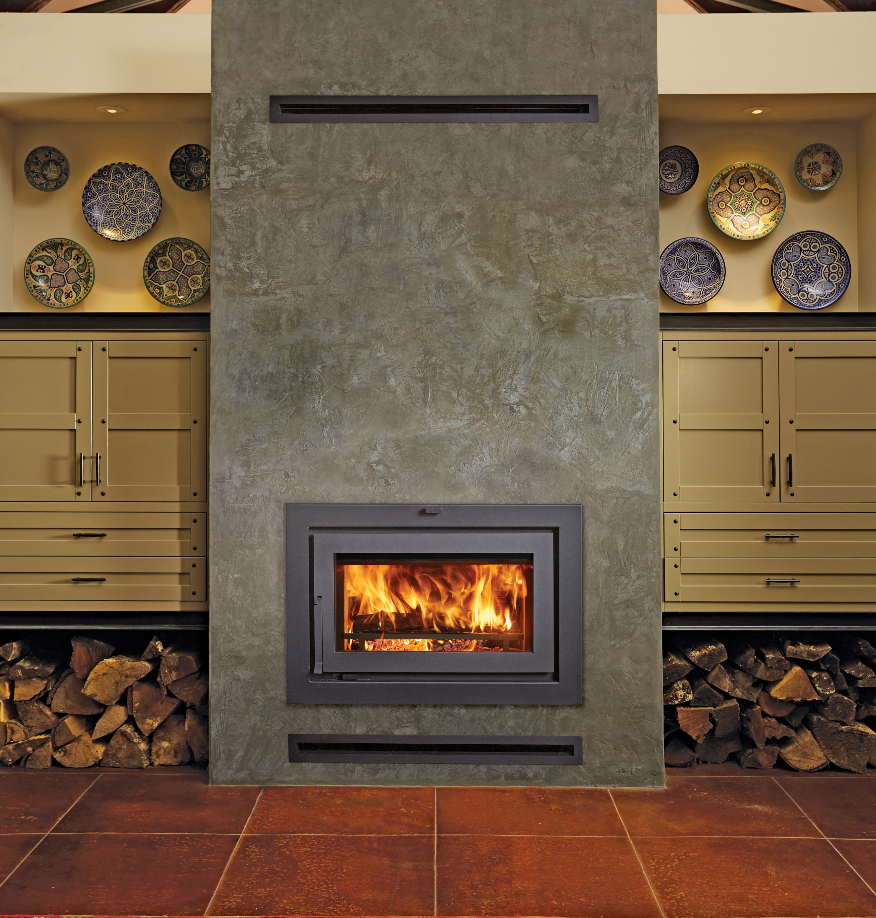 Image of the modern 42 Apex clean face woodburning fireplace featuring a traditional face.